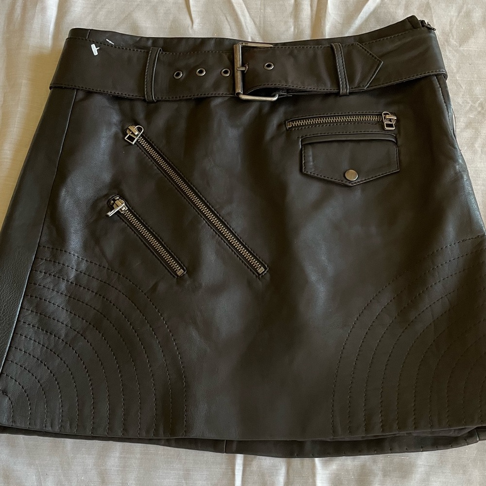 Danier short leather skirt with belt, front zip and pocket detail & stitching